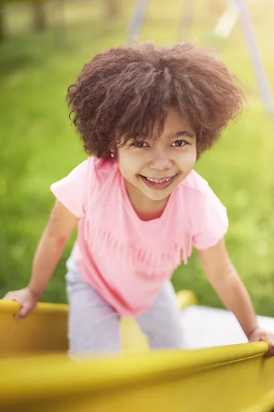 Menina africana bonito no parque infantil — Fotografia de Stock