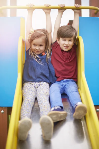 Kleine vrienden op de speelplaats — Stockfoto