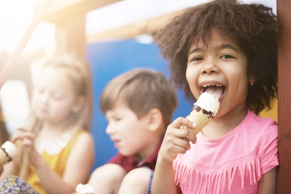 아이스크림을 먹는 어린이들 — 스톡 사진