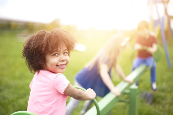 Groep van kinderen samenspelen — Stockfoto