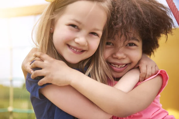 Meninas felizes abraçando com sorriso — Fotografia de Stock