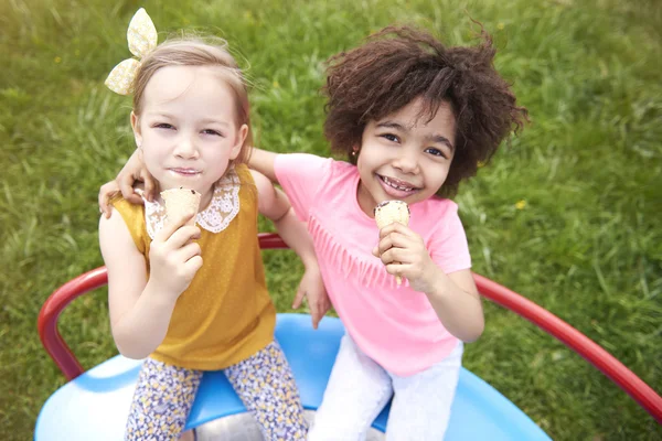Μικρά κορίτσια τρώνε παγωτό. — Φωτογραφία Αρχείου