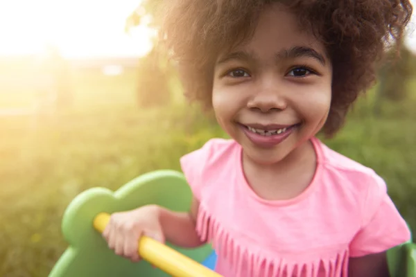 Menina africana feliz no parque infantil — Fotografia de Stock