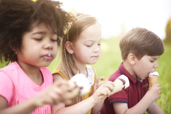 Crianças comendo sorvete — Fotografia de Stock