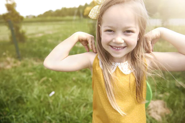 Bella bambina un parco giochi — Foto Stock