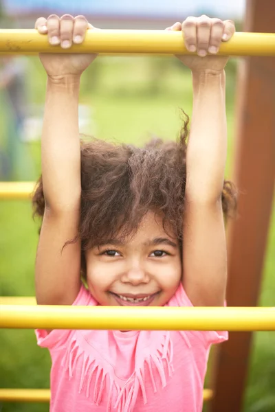 Douce petite fille à l'aire de jeux — Photo