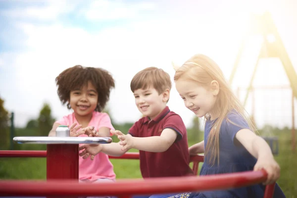 Kinder spielen gemeinsam auf dem Spielplatz — Stockfoto