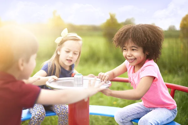 Kinder drehen gerne schnell auf dem Karussell — Stockfoto