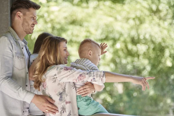 Enfants profitant de la journée en famille — Photo