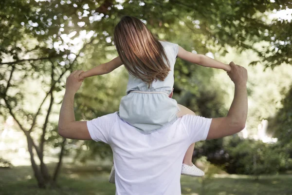 父と公園で彼の小さな女の子 — ストック写真