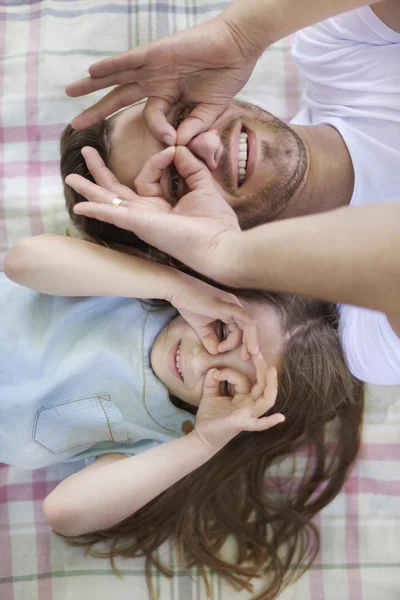 Menina engraçado jogando com o pai — Fotografia de Stock