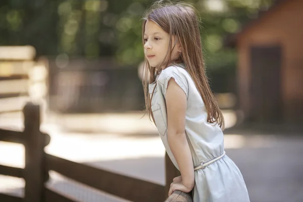 Menina olhando para longe — Fotografia de Stock