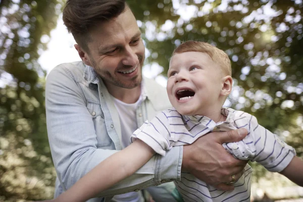 Pequeño niño jugando con padre — Foto de Stock