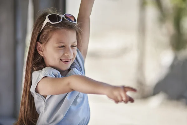 Schattig meisje zag iets onverwachts — Stockfoto