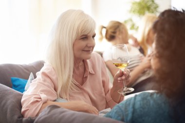 Arkadaş kanepede rahatlatıcı 