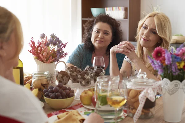 Gossips med vänner över en middag — Stockfoto