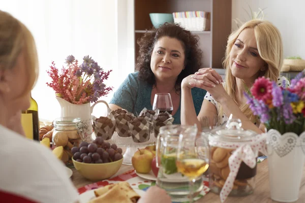 Gossips com amigos durante o jantar — Fotografia de Stock