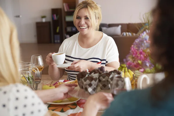 Mogen kvinna dricka kopp kaffe — Stockfoto