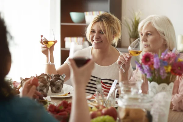 Amigos do sexo feminino degustando um vinho muito delicioso — Fotografia de Stock