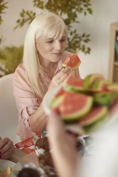 Mulher madura comendo melancia fresca — Fotografia de Stock