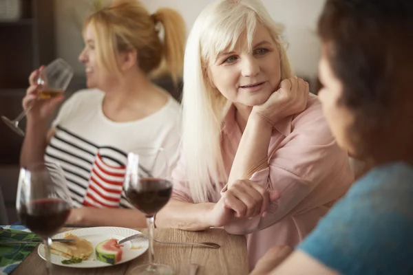 Amici di sesso femminile rilassante insieme sulla riunione — Foto Stock