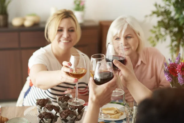 Kvinnor att göra festliga toast för vänskap — Stockfoto