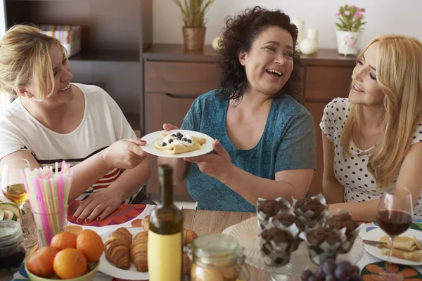 Femmes dégustation crêpes faites pour le meilleur ami — Photo