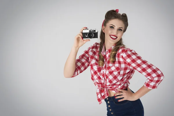 Pin Up Mädchen mit Retro-Kamera — Stockfoto