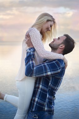 Çiftler birlikte vakit geçiriyorlar.