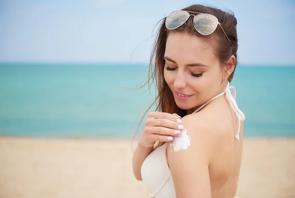 Vrouw toepassing van zonnebrandcrème. — Stockfoto