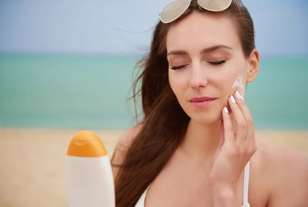 Delicate face care in the summer — Stock Photo, Image