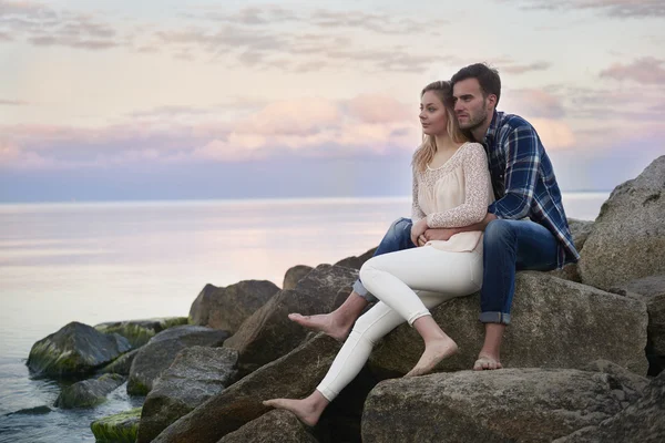 Couple hugging in sunset — Stock Photo, Image