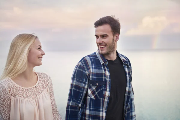 Pareja caminando durante el atardecer —  Fotos de Stock