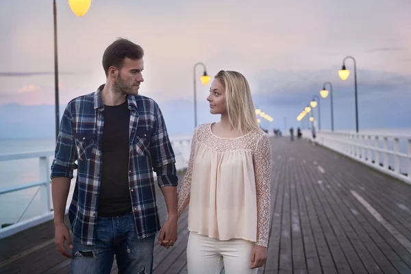 Älskande par under den romantiska promenaden — Stockfoto