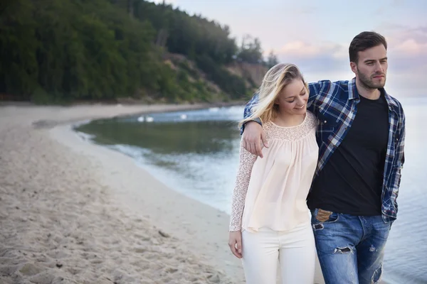 Kumsalda yürüyen çift..