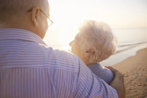 Seniorenpaar verbringt Zeit am Meer — Stockfoto