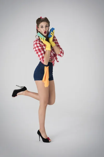 Pin up girl ready to house cleaning — Stock Photo, Image