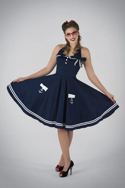 Pin up meisje in marinery jurk — Stockfoto