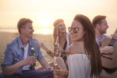 Deniz kenarında vakit arkadaşlar 