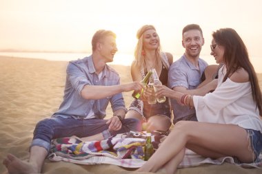 Sahilde birlikte eğleniyor arkadaşlar 