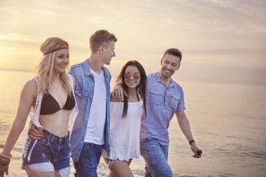 Sahilde yürüyüş arkadaş