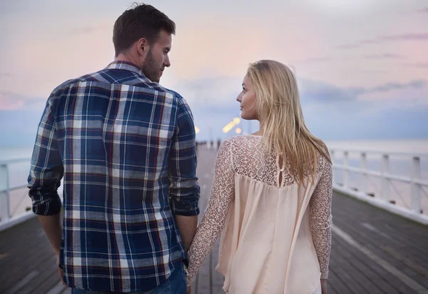 Paar verliefd wandelen op de pier — Stockfoto