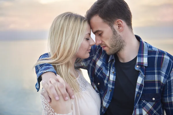 Couple amoureux étreignant sur la plage — Photo