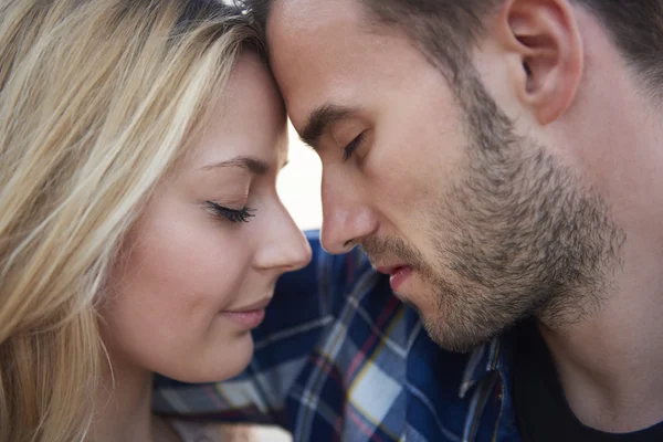 Couple amoureux avec les yeux fermés — Photo