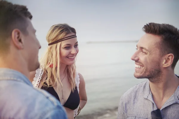 Party på stranden med vänner — Stockfoto