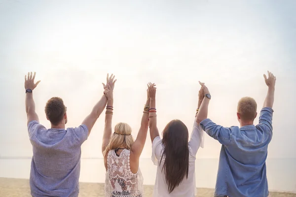 Amigos divirtiéndose en la playa — Foto de Stock