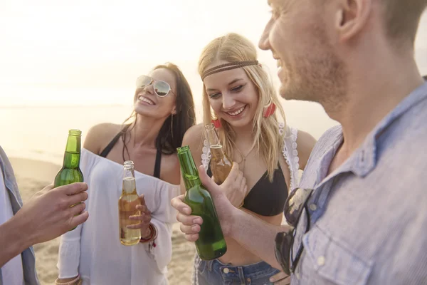 Przyjaciele zabawy razem na plaży — Zdjęcie stockowe