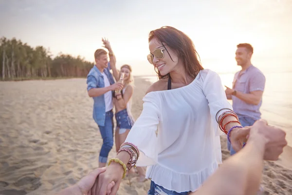 Amigos bailando hasta el amanecer —  Fotos de Stock