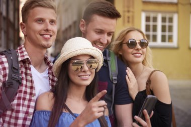 Arkadaşlar seyir donanımları kullanarak 