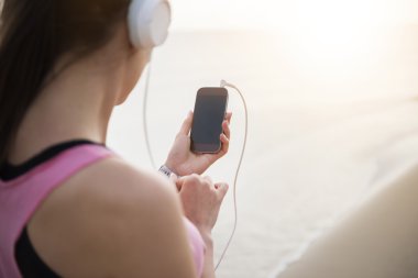 Cep telefonu kullanan çalışan kadın